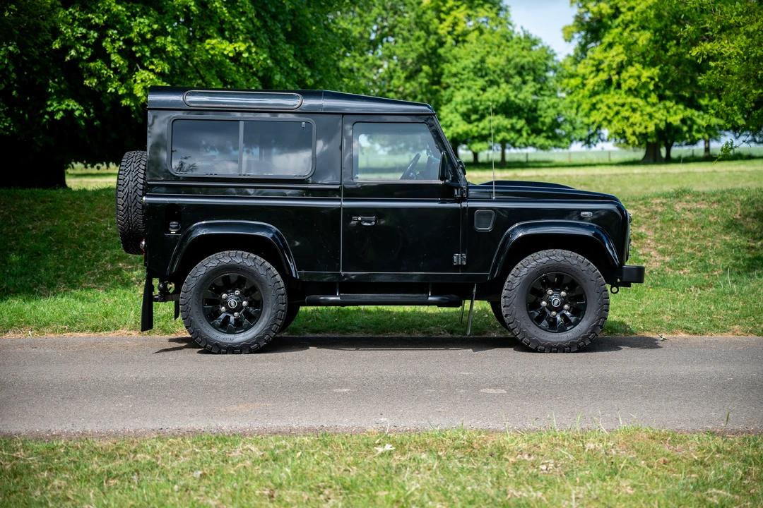 2010 Land Rover Defender 90 - Image 8 of 31