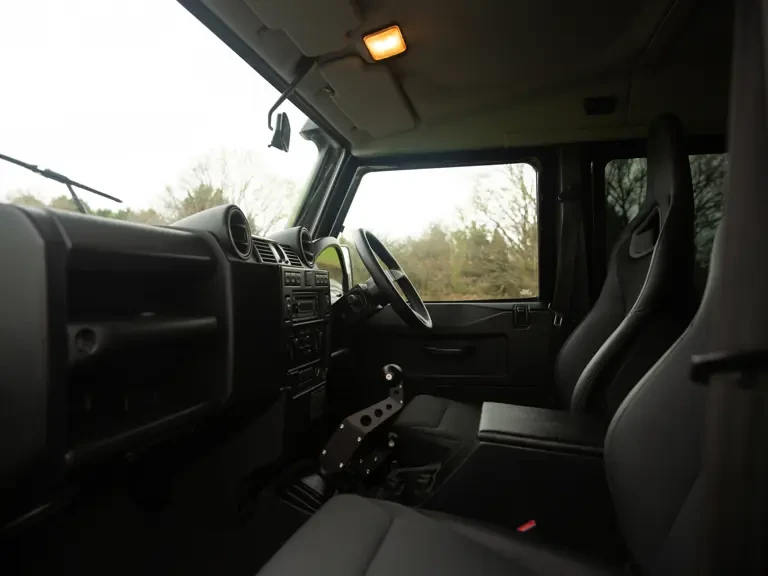 2010 Land Rover Defender 90 - Image 5 of 31