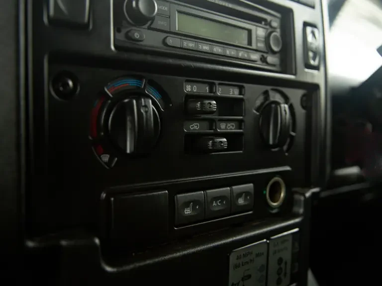 2010 Land Rover Defender 90 - Image 15 of 31