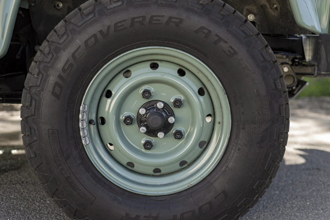 2010 Land Rover Defender - Image 18 of 30