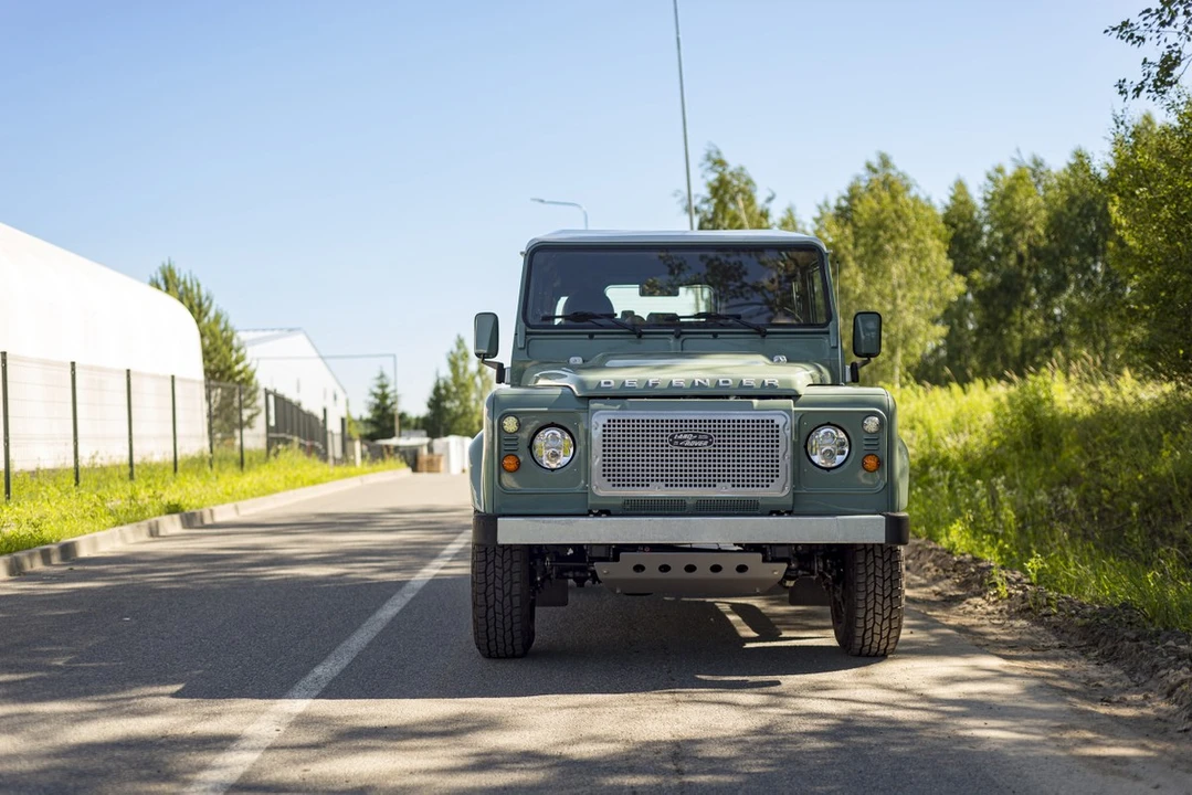 2010 Land Rover Defender - Image 10 of 30