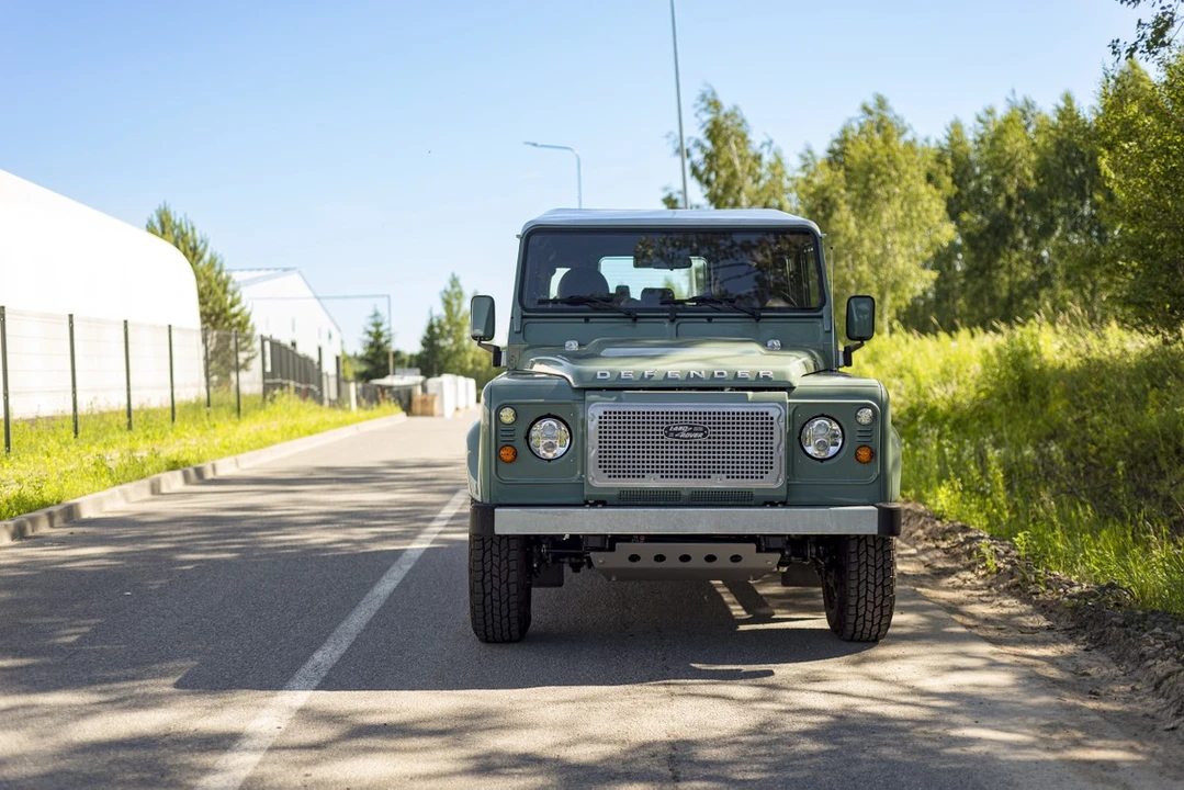 2010 Land Rover Defender - Image 9 of 30
