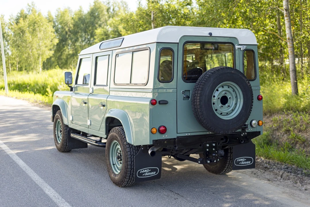 2010 Land Rover Defender - Image 14 of 30