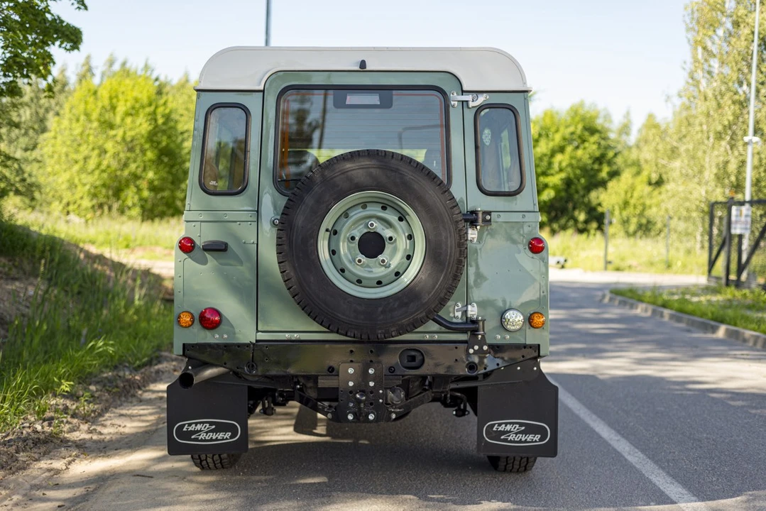 2010 Land Rover Defender - Image 8 of 30