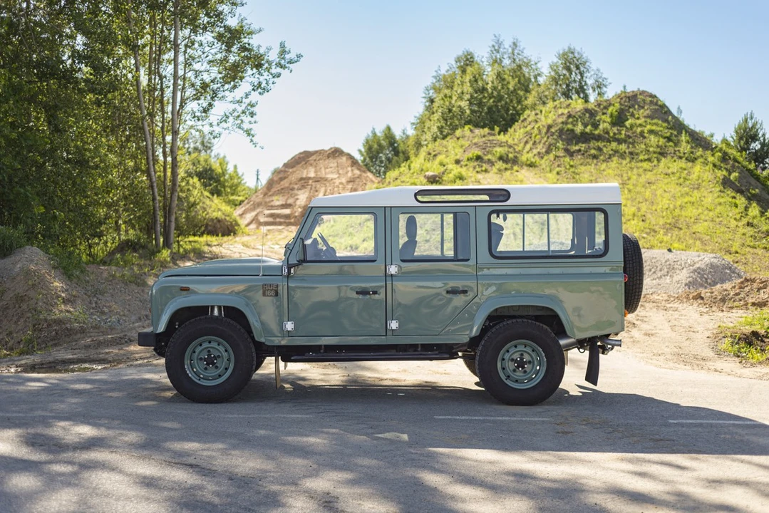 2010 Land Rover Defender - Image 12 of 30