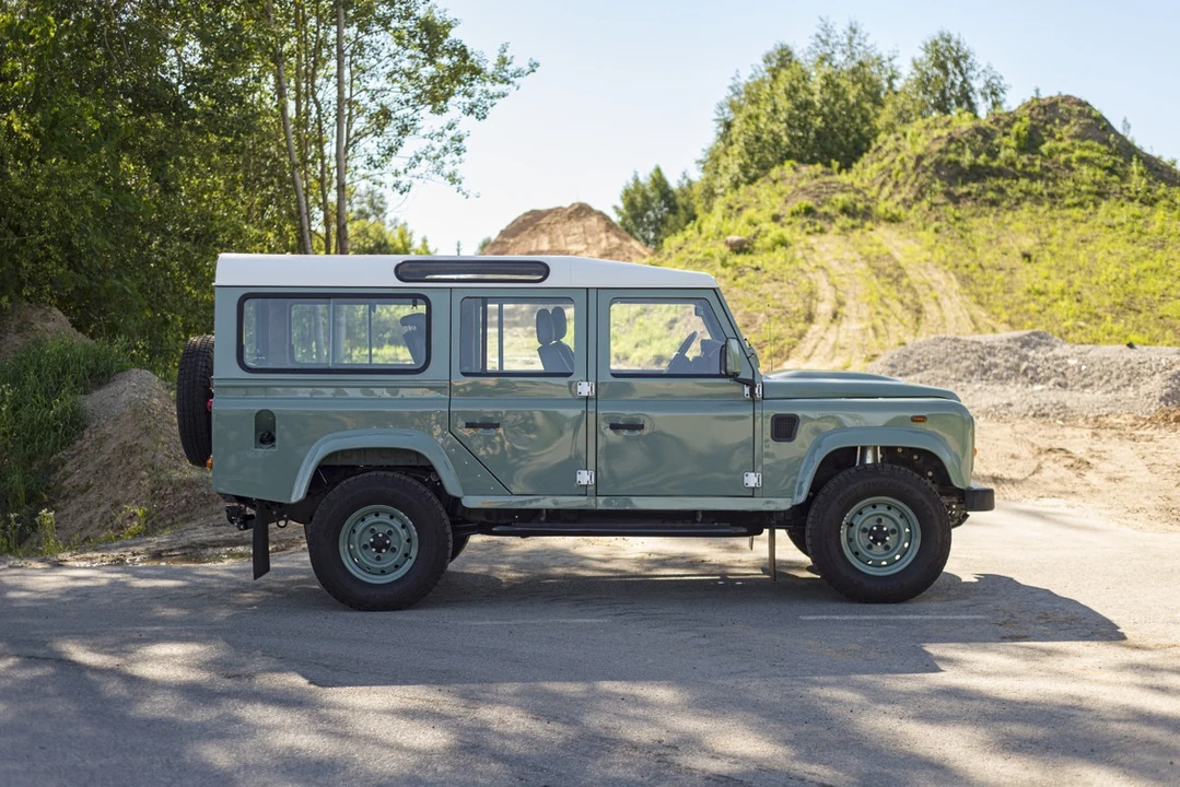 2010 Land Rover Defender - Image 11 of 30
