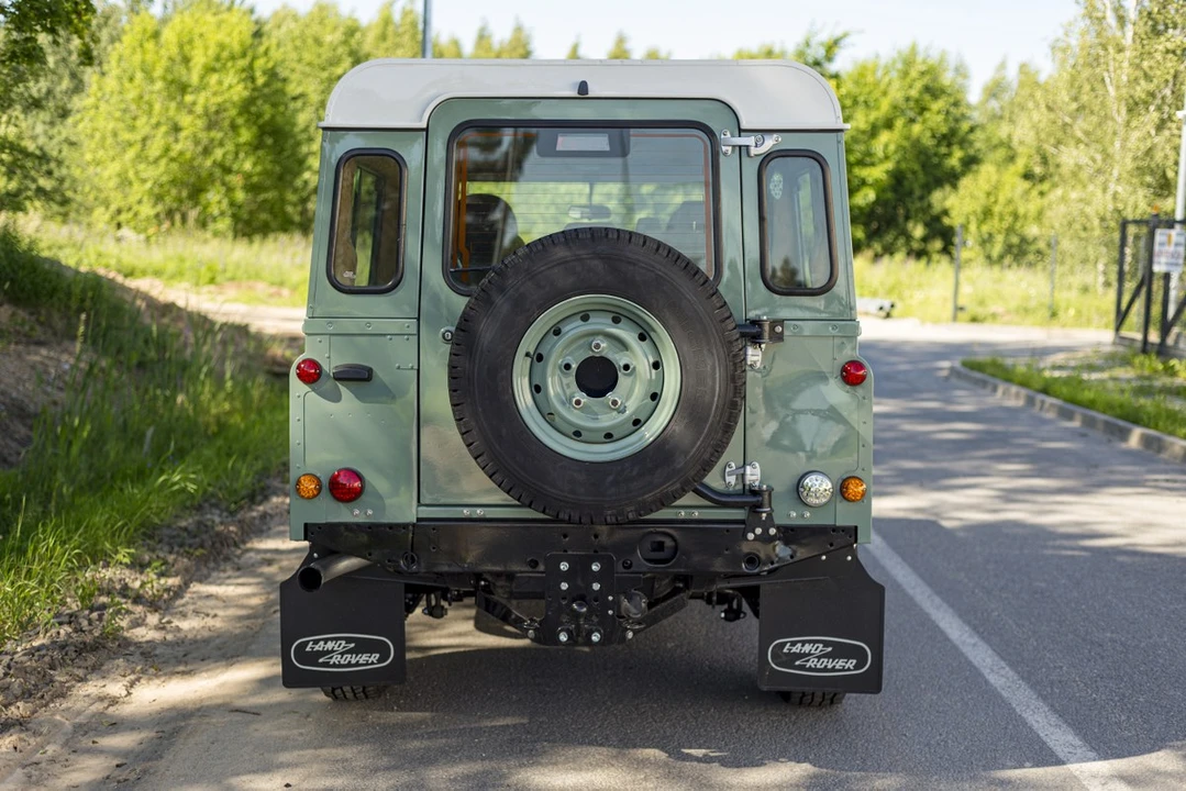 2010 Land Rover Defender - Image 7 of 30