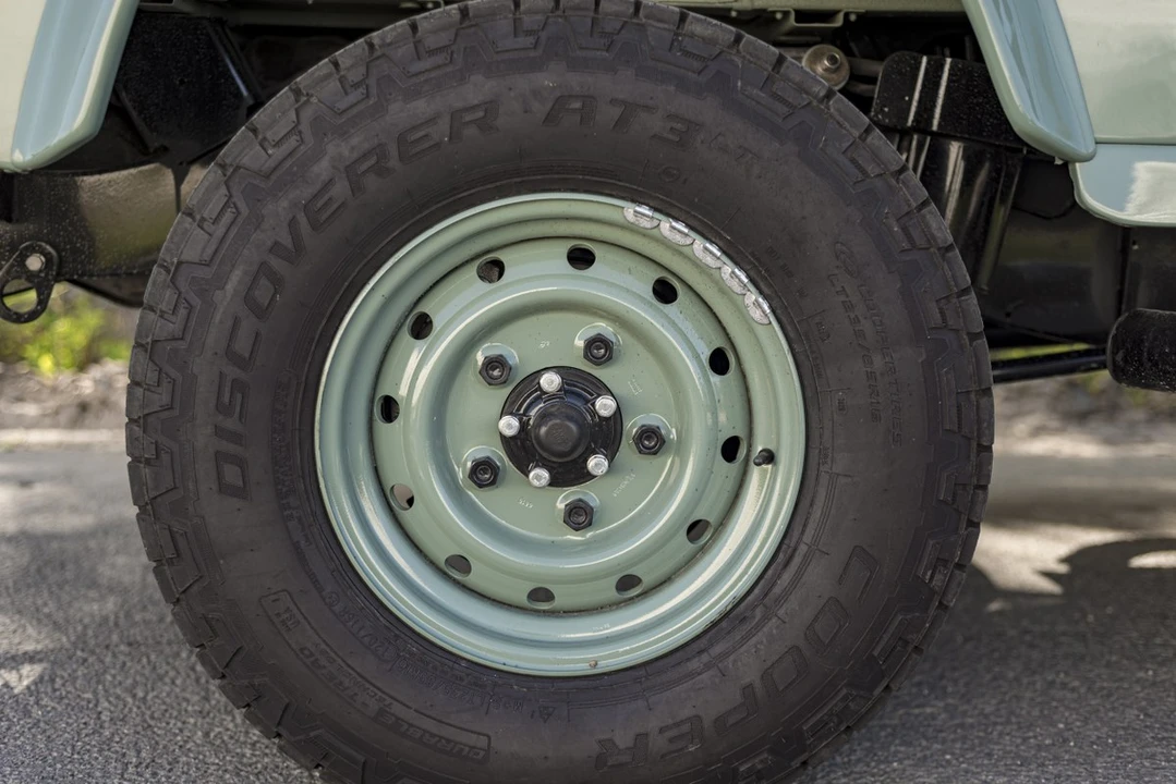 2010 Land Rover Defender - Image 17 of 30