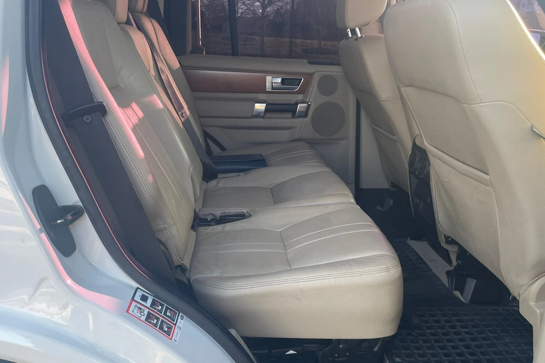 2010 Land Rover Discovery 4th Gen - Image 19 of 31
