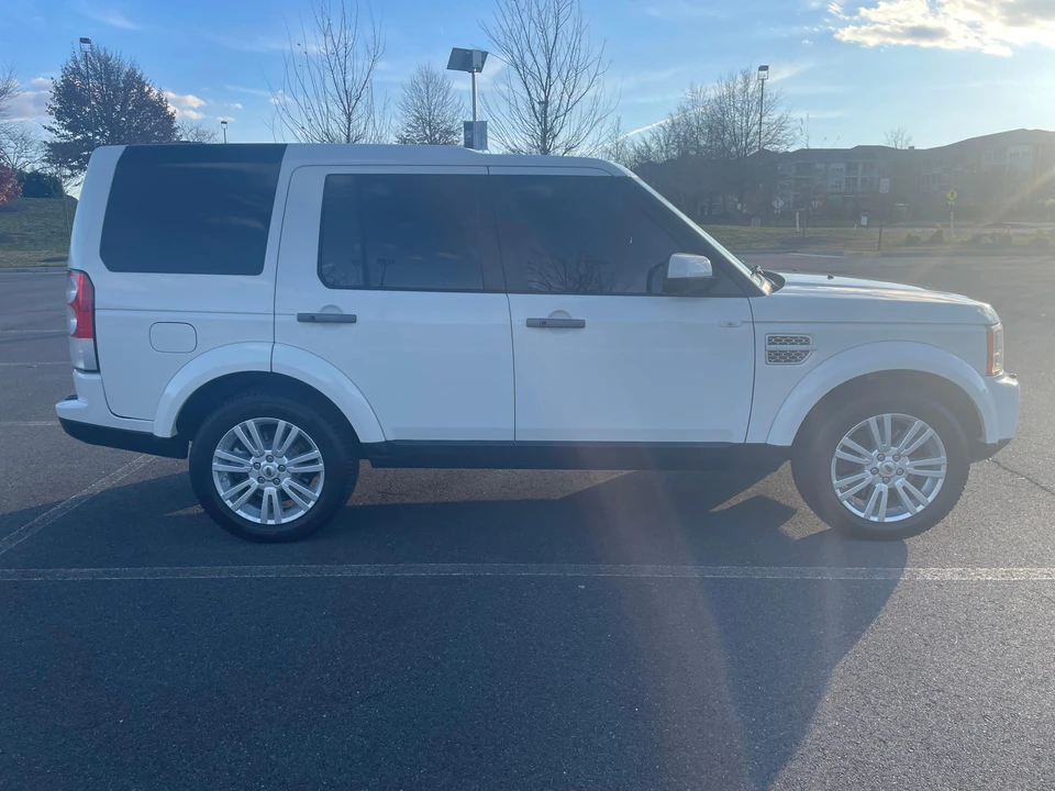 2010 Land Rover Discovery 4th Gen - Image 11 of 31