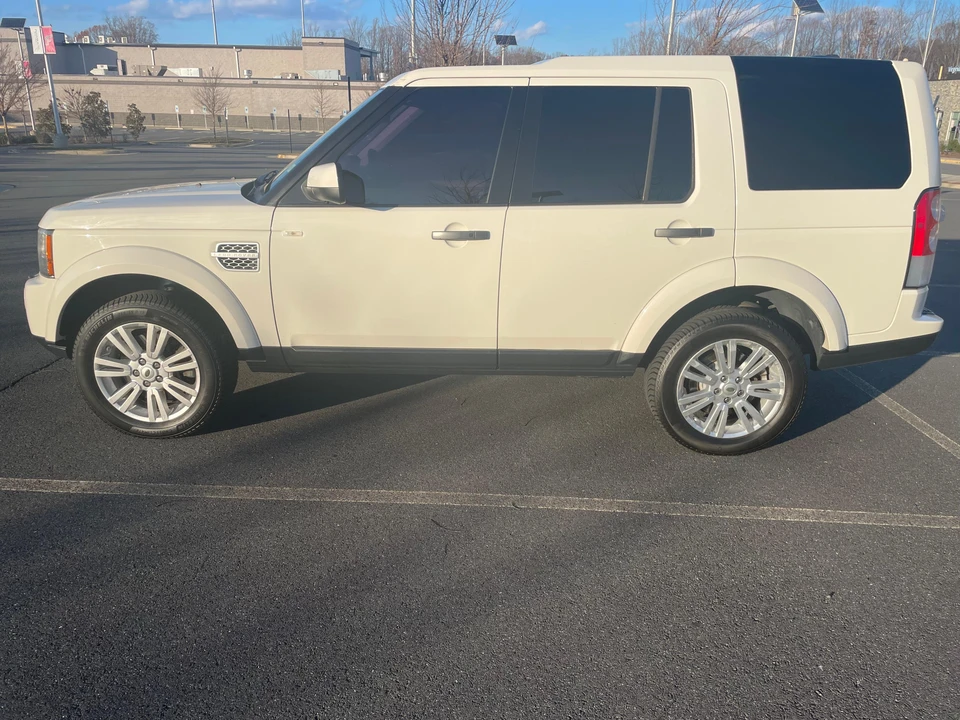 2010 Land Rover Discovery 4th Gen - Image 10 of 31