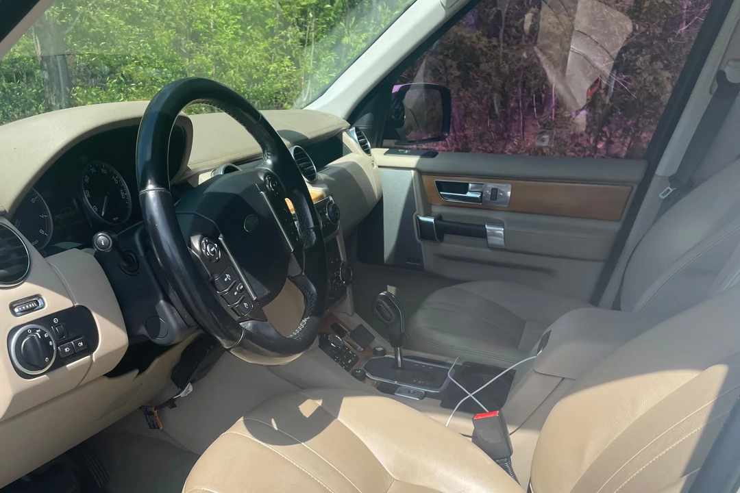 2010 Land Rover Discovery 4th Gen - Image 17 of 31