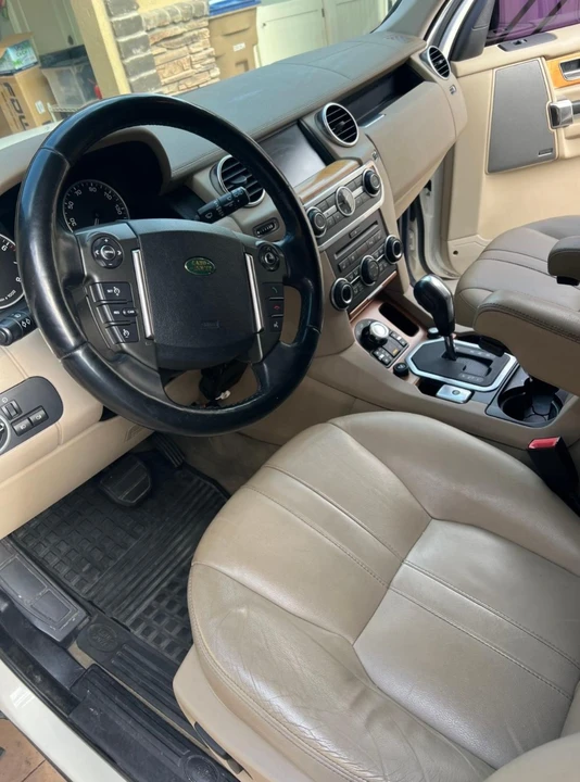 2010 Land Rover Discovery 4th Gen - Image 28 of 31