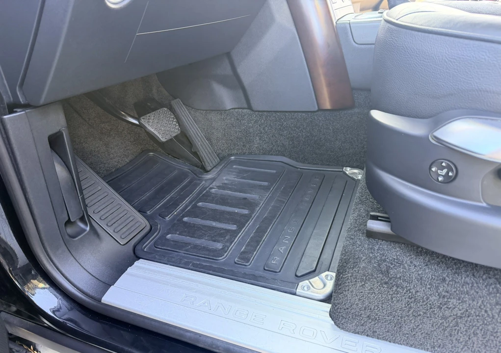 2010 Land Rover Range Rover L322 - Image 18 of 26
