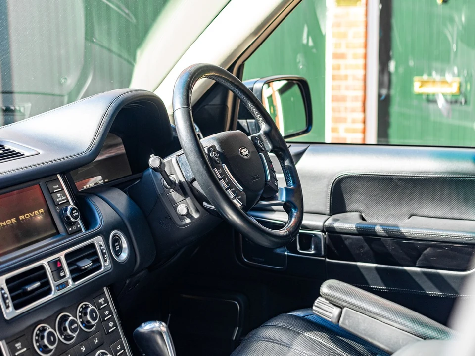2010 Land Rover Range Rover L322 - Image 24 of 30