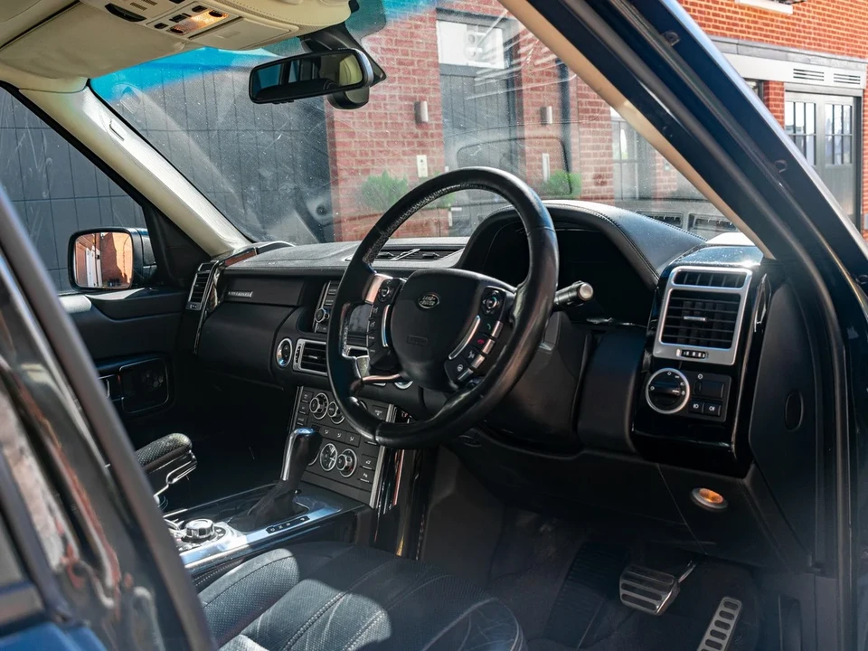 2010 Land Rover Range Rover L322 - Image 27 of 30