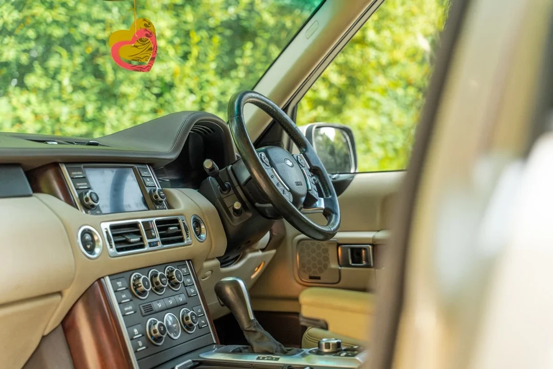 2010 Land Rover Range Rover L322 - Image 25 of 30