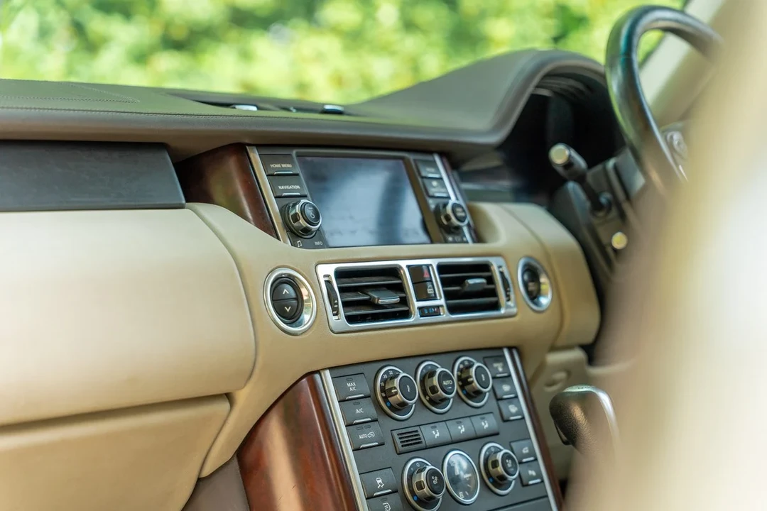 2010 Land Rover Range Rover L322 - Image 24 of 30