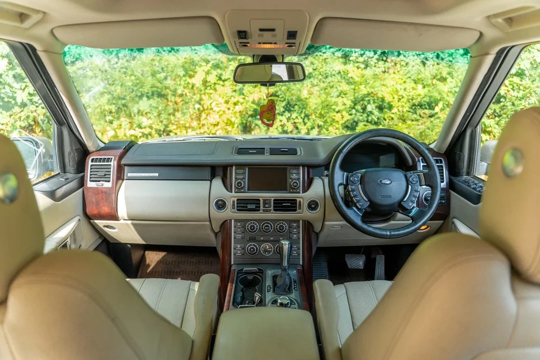 2010 Land Rover Range Rover L322 - Image 2 of 30