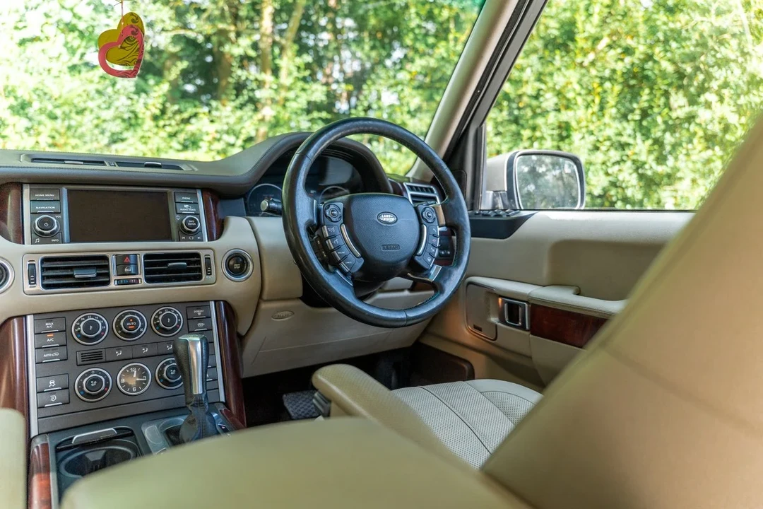 2010 Land Rover Range Rover L322 - Image 12 of 30