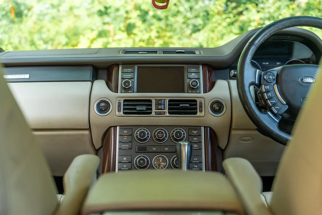 2010 Land Rover Range Rover L322 - Image 10 of 30