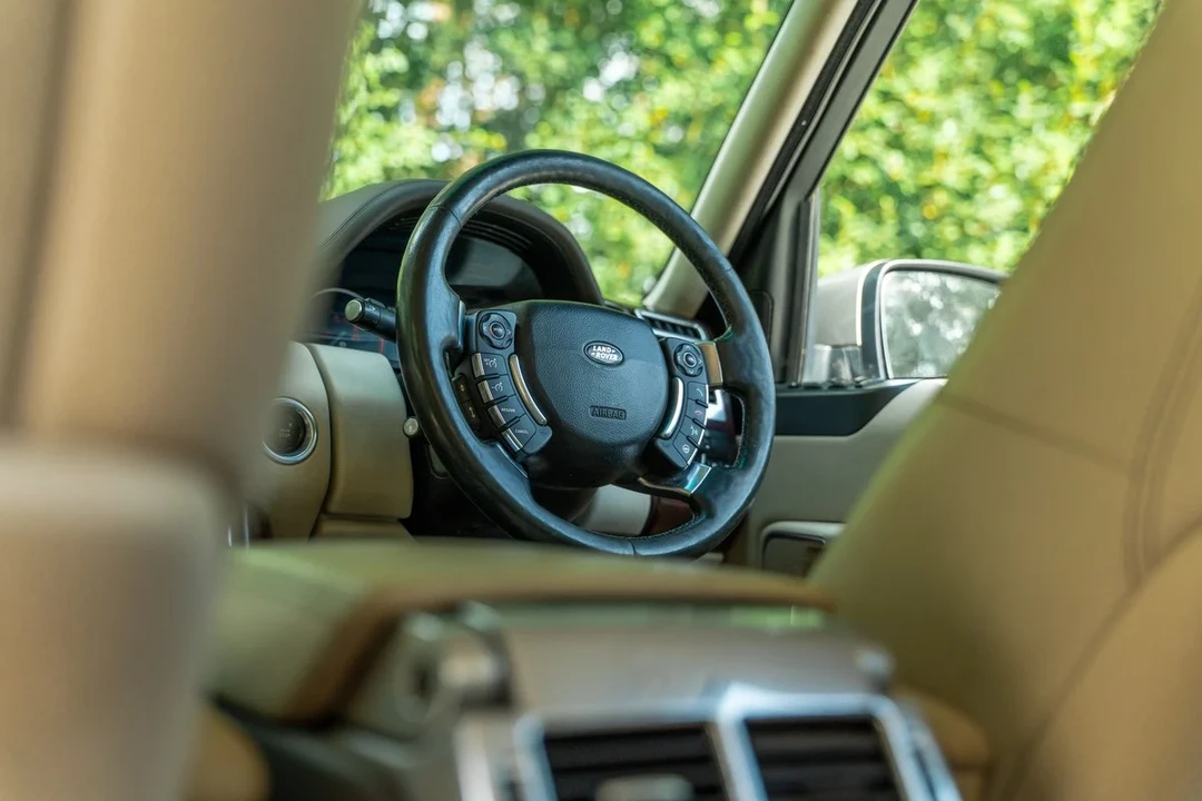 2010 Land Rover Range Rover L322 - Image 23 of 30