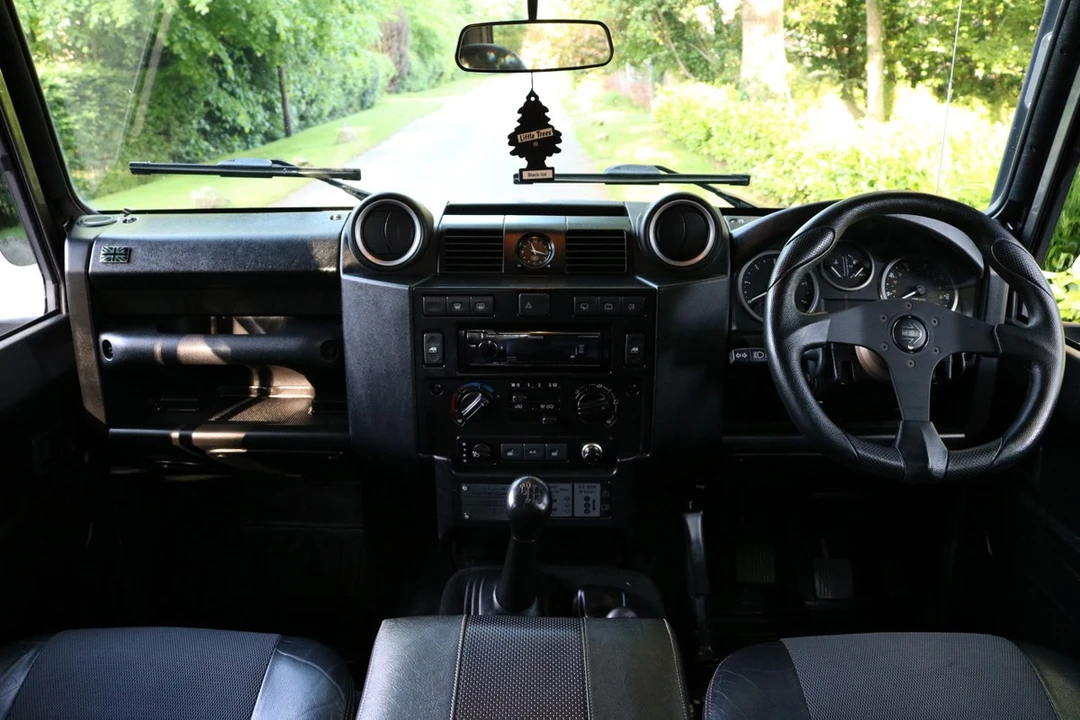 2010 Land Rover Defender 110 - Image 17 of 30