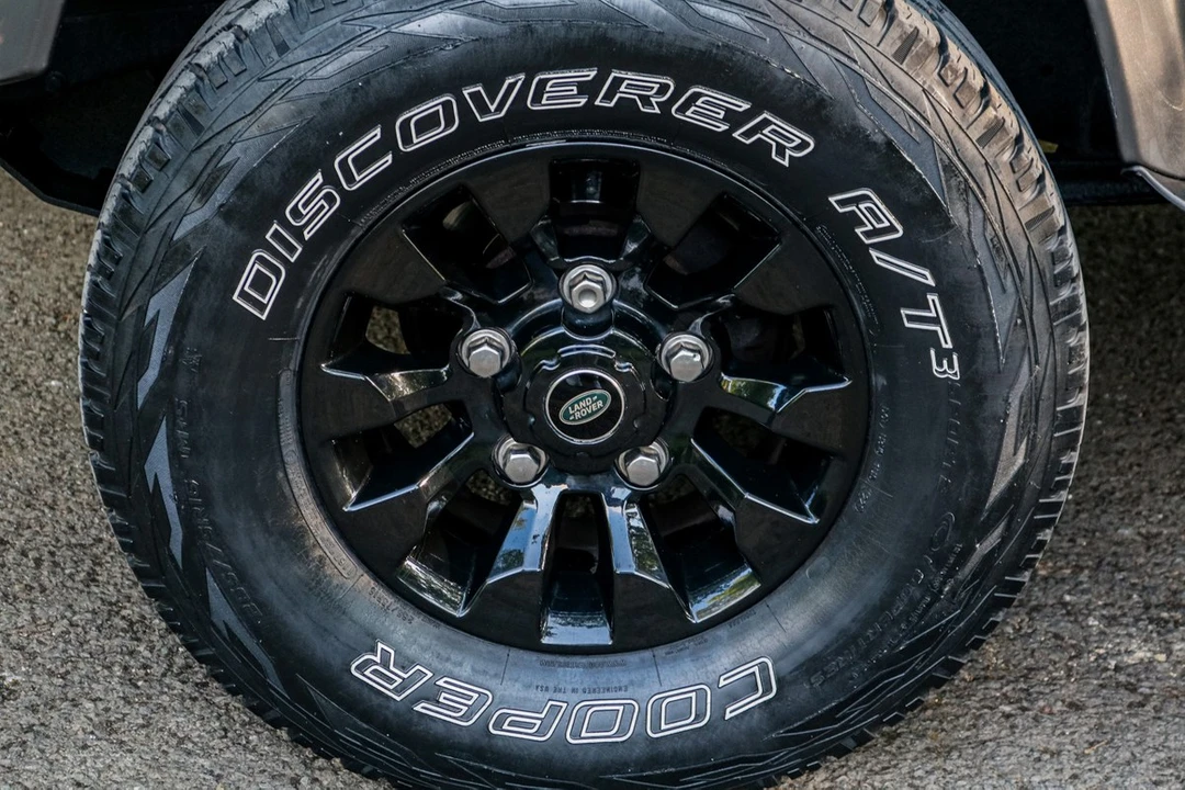 2010 Land Rover Defender 110 - Image 14 of 30