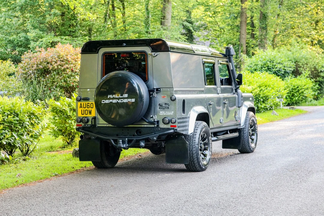 2010 Land Rover Defender 110 - Image 7 of 30