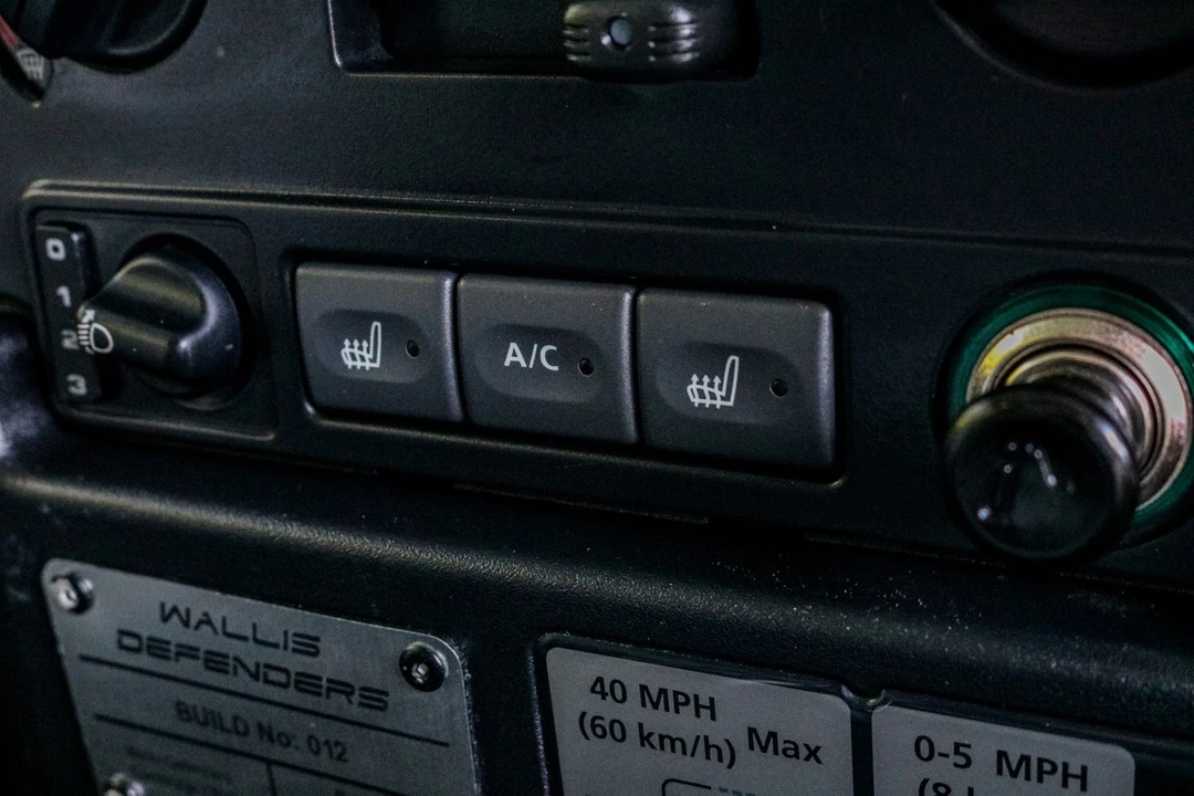 2010 Land Rover Defender 110 - Image 23 of 30