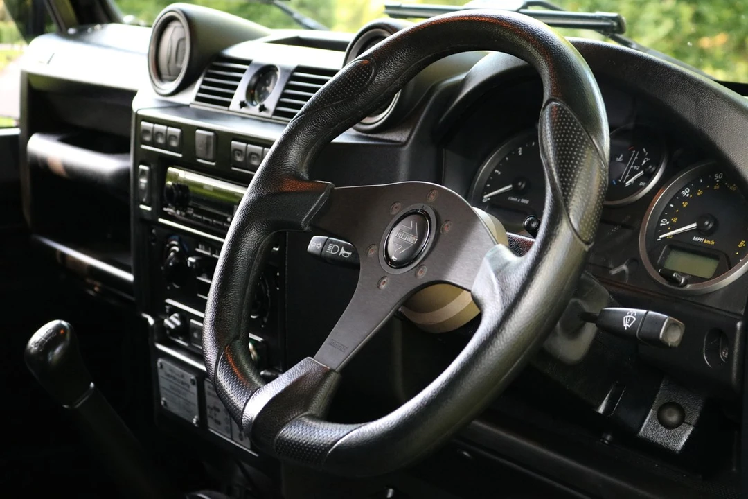 2010 Land Rover Defender 110 - Image 18 of 30