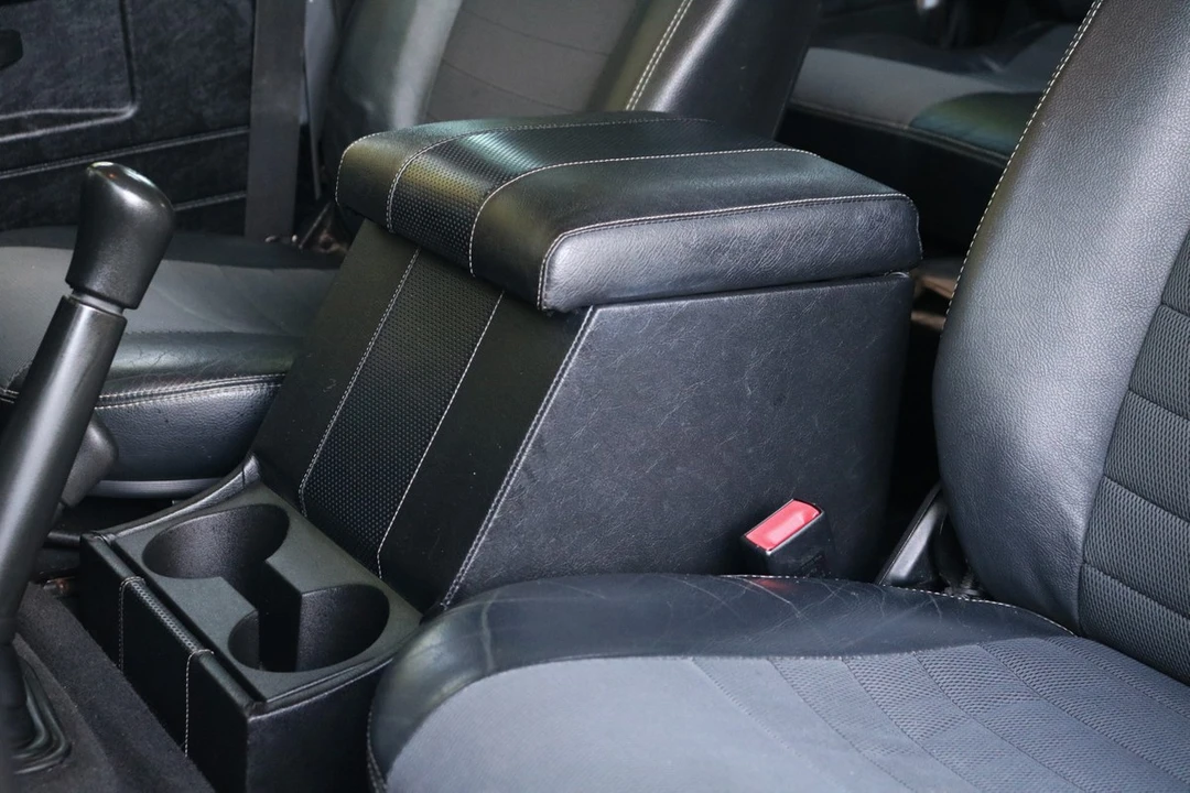2010 Land Rover Defender 110 - Image 28 of 30
