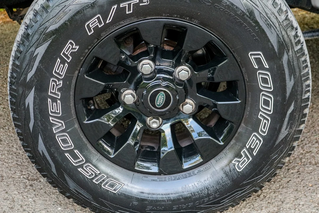 2010 Land Rover Defender 110 - Image 12 of 30