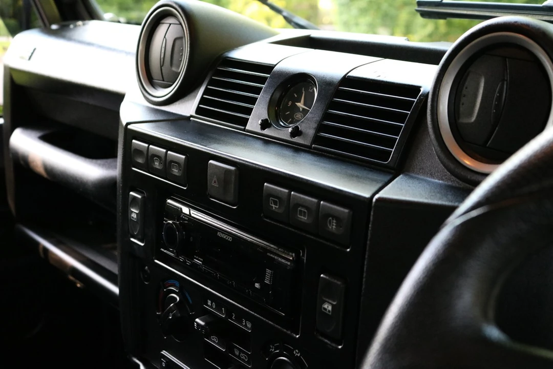 2010 Land Rover Defender 110 - Image 22 of 30