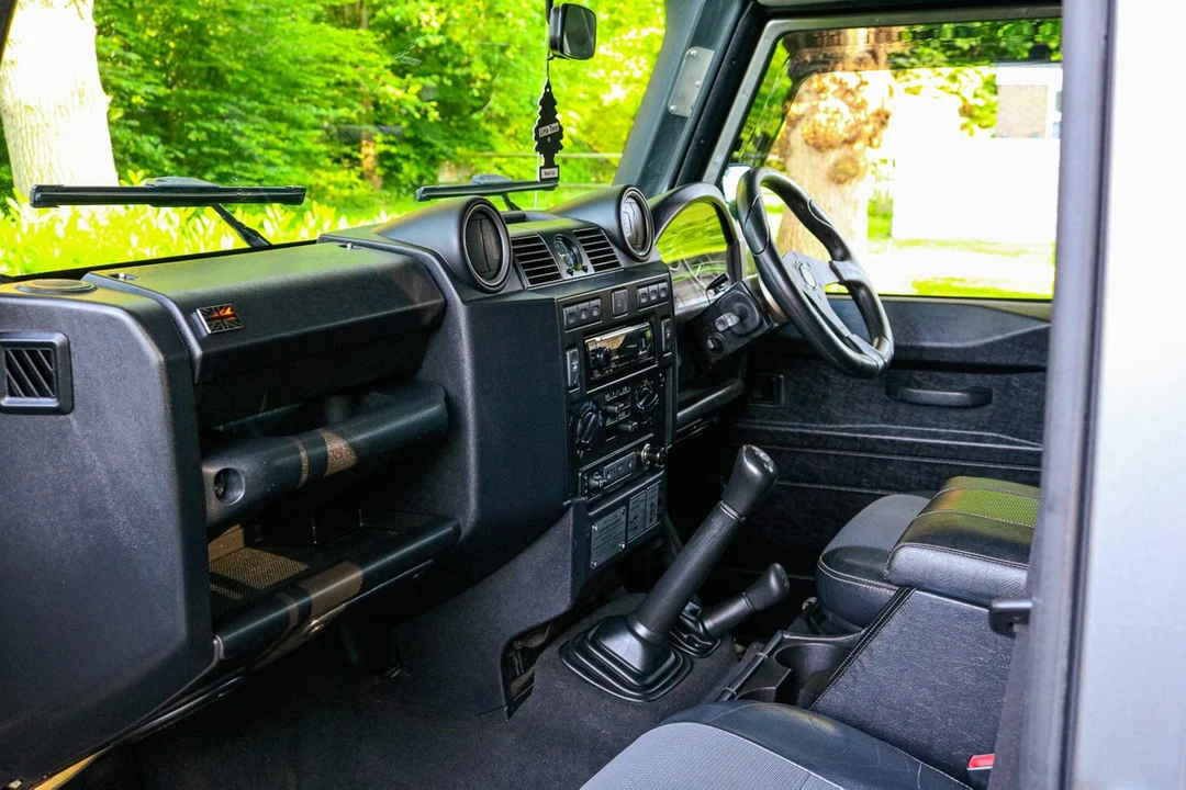 2010 Land Rover Defender 110 - Image 16 of 30