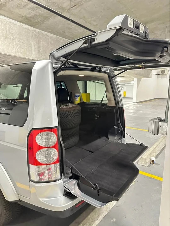 2010 Land Rover Discovery 4th Gen - Image 15 of 17
