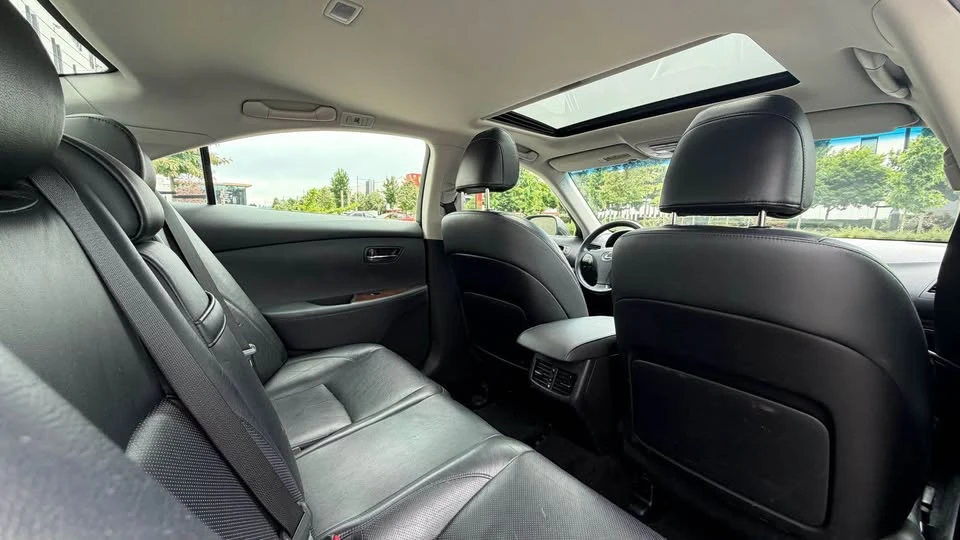 2010 Lexus ES 5th Gen - Image 11 of 19