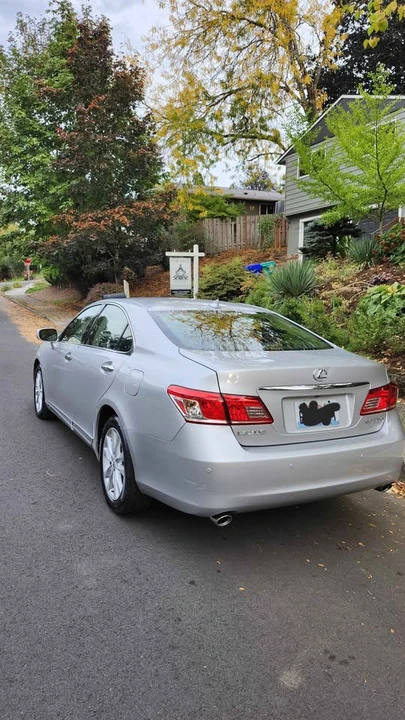 2010 Lexus ES 4th Gen - Image 3 of 13