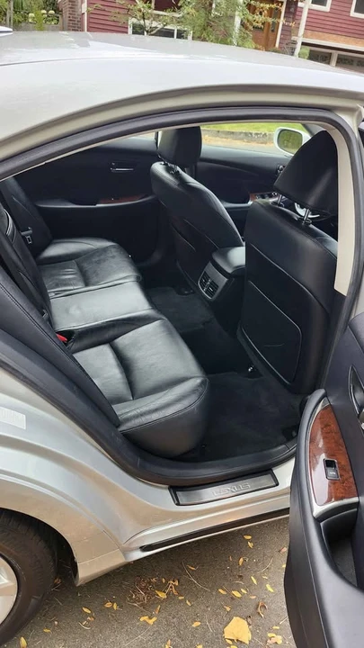 2010 Lexus ES 4th Gen - Image 11 of 13