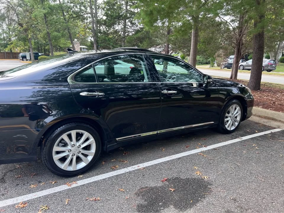 2010 Lexus ES 5th Gen - Image 3 of 17