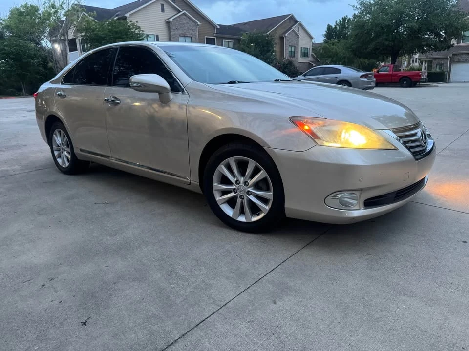2010 Lexus ES 5th Gen - Image 3 of 11