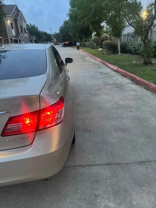 2010 Lexus ES 5th Gen - Image 5 of 11