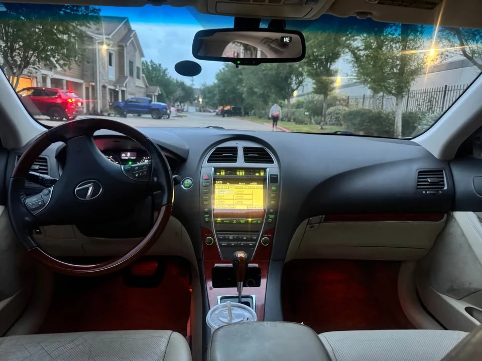 2010 Lexus ES 5th Gen - Image 8 of 11