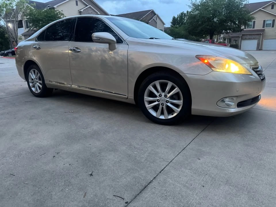 2010 Lexus ES 5th Gen - Image 2 of 11