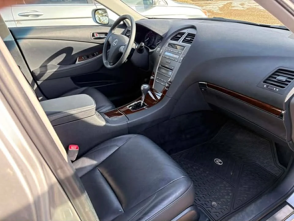 2010 Lexus ES 5th Gen - Image 8 of 12