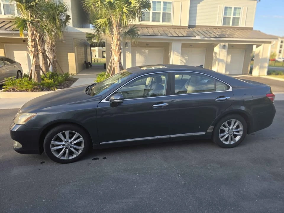 2010 Lexus ES 4th Gen - Image 2 of 11