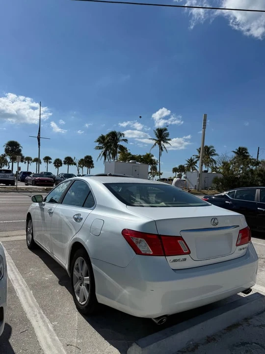 2010 Lexus ES 5th Gen - Image 4 of 8