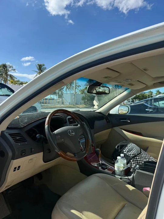 2010 Lexus ES 5th Gen - Image 5 of 8