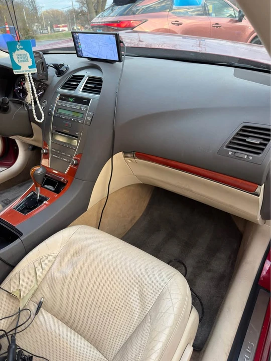 2010 Lexus ES 5th Gen - Image 11 of 19