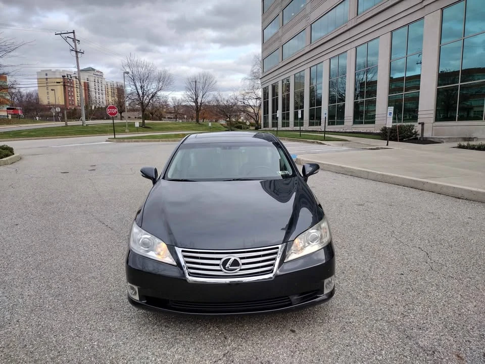2010 Lexus ES 5th Gen - Image 2 of 12